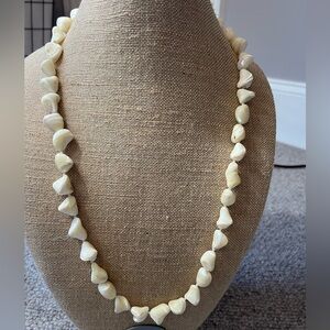 LADY’S 15”1/2 LENGTH ANTIQUE M.O.P (MOTHER OF PEARL) NACRE SHELL NECKLACE